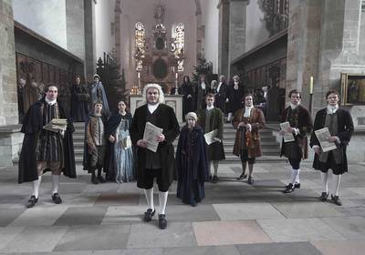 Historischer Familienfilm „Bach – Ein Weihnachtswunder“ © ARD Degeto Eikon Ricardo Gstrein Gruppenbild histrosicher Figuren in einer Kirche, öffnet größere Ansicht