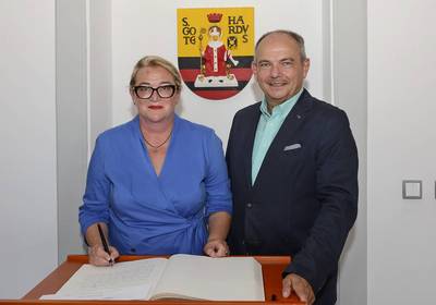 Katrin Budde, Bundestagsabgeordnete und Vorsitzende des Ausschusses für Kultur und Medien bei der Eintragung ins Goldene Buch der Stadt Gotha am 12. Juli 2024. (Archivbild) © Lutz Ebhardt Knut Kreuch und Katrin Budde stehen vor dem Wappen der Stdat Gotha mit dem Goldenen Buch davor auf einem Tisch liegend, öffnet größere Ansicht.