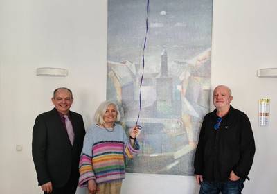 Oberbürgermeister Knut Kreuch, Sigrid Lehniger und Maler und Grafiker Jost Heyer enthüllen das Gemälde „Gotha leuchtet“ 3 Personen stehen vor einem verhüllten Gemäöde, öffnet größere Ansicht