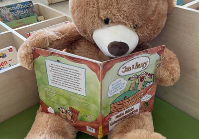 Nacht der Bibliotheken Ein Teddybär hält ein Buch.