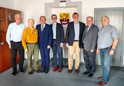 v.l.n.r.: Ralf Schöler, Hans-Joachim Beck, Oberbürgmeister Knut Kreuch, Maximilian Große, Clemens Festag, Norbert May, Dr. Hans Rießler Gruppenfoto vor Gothardus-Wappen, öffnet größere Ansicht