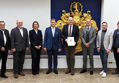 Gruppenbild der Bürgermeister und ihre jeweiligen Verantwortlichen für Innenstadtentwicklung der Städte Apolda, Bad Frankenhausen, Bad Langensalza, Eisenach, Gotha, Mühlhausen, Sömmerda und Sondershausen.