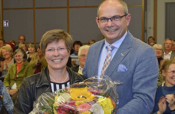 Oberbürgermeister Knut Kreuch mit Beate Aé Karguth, der Hannah-Höch-Preisträgerin 2018.
