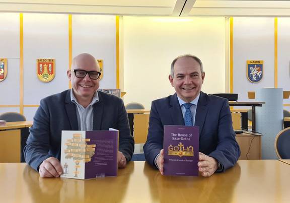 Oberbürgermeister Knut Kreuch (rechts) und Enrico Heß, Geschäftsfüher der KulTourStadt Gotha GmbH präsentieren die englische Ausgabe von "Das Haus Sachsen-Gotha. Die Fürstenkrone Europas" .