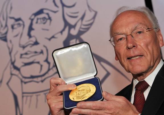 Kurt Scholler mit der Myconius-Medaille, Archivbild 2012 © Lutz Ebhardt Kurt Scholler mit der Myconius-Medaille, Archivbild 2012