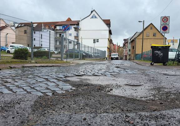 Margarethenstraße in Gotha mit Schlaglöchern.