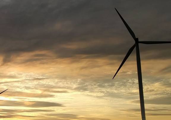 2 Windräder vor Abendhimmel