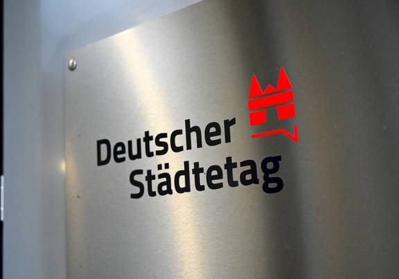 Logo Deutscher Städtetag auf einem Edelstahlschild