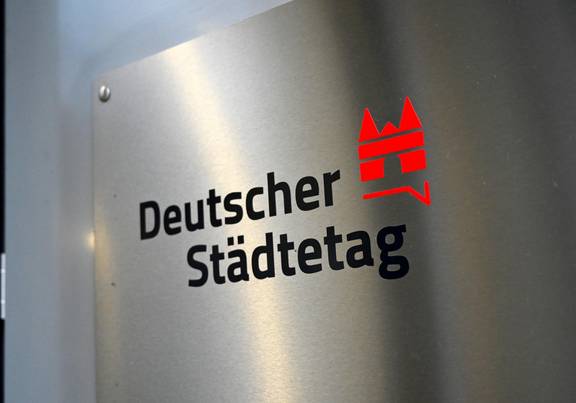 Logo Deutscher Städtetag © Deutscher Städtetag Logo Deutscher Städtetag auf einem Edelstahlschild
