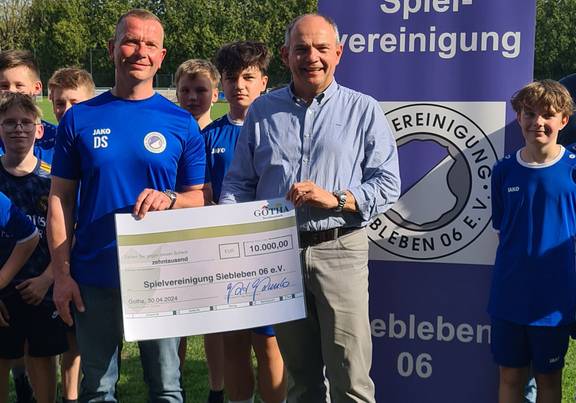 Oberbürgermeister Knut Kreuch übergibt einen Fördermittelbescheid in Höhe von 10.000 € an Spieler der Spielvereinigung Siebleben 06 e.V.