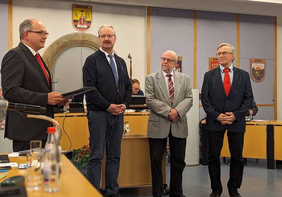 Werner Kukulenz, Rainer Richter und Bernd Fundheller erhalten von Oberbürgermeister Knut Kreuch die Ehrung.