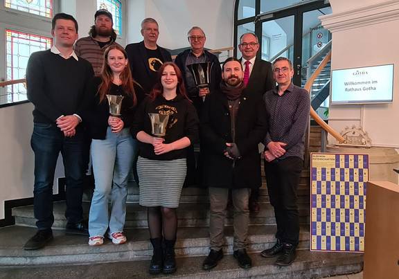 Gruppenbild mit Vereinsvertretern und Oberbürgermeister Knut Kreuch auf der Treppe des Foyers im Historischen Rathaus Gotha