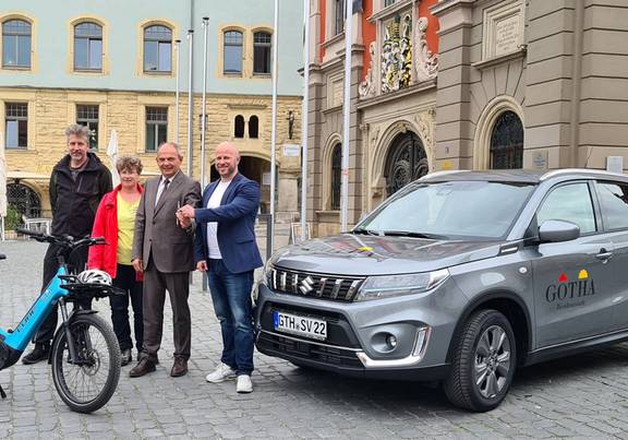 Übergabe eines neuen Fahrzeuges für das Gartenamt und zwei E-Lastenfahrräder Oberbürgermeister Knut Kreuch und Mitarbeitende der Stadtverwaltung stehen mit einem neuem PKW und einem Lastenrad auf dem Hauptmarkt.