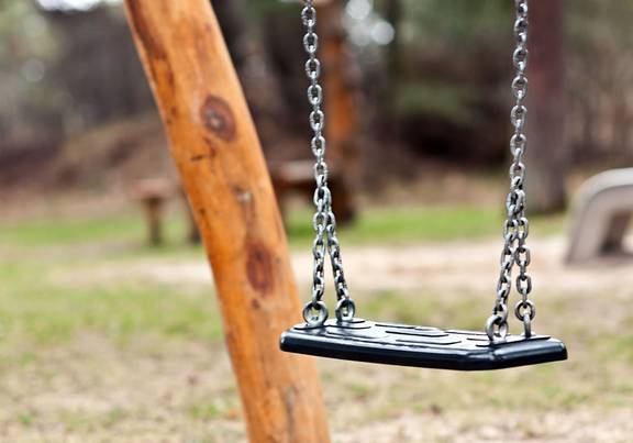 Schaukel auf einem Spielplatz © Pixabay