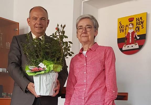 Oberbürgermeister Knut Kreuch und Vorsitzende der Anni-Berger Stiftung Marie-Luise Steube Oberbürgermeister Knut Kreuch und Vorsitzende der Anni-Berger Stiftung Marie-Luise Steube halten die neue Rose als Topfpflanze.