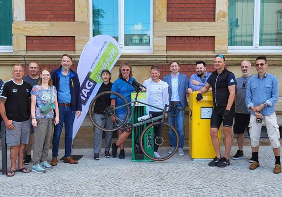 In der Bildmitte: Salzgitters Bürgermeister Stefan Klein, Regionalleiter Claudius Oleszak von der TAG Wohnen & Service GmbH und Bürgermeister Ulf Zillmann präsentieren die erste Fahrrad-Servicestation. 232 2024