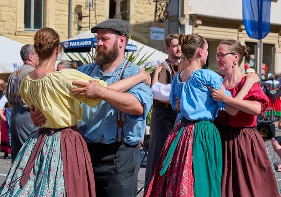 Vor genau einem Jahr war Gotha Gastgeberstadt der 58. EUROPEADE. © Uwe-Jens Igel Tanzende Paare in bunter Tracht, öffnet größere Ansicht.