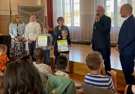 v.l.n.r.: Schulleiterin der Staatl. Grundschule "Andreas Reyher“, Karina Barufke; Schulleiterin der Staatl. Grundschule „Peter Andreas Hansen“ Anett Kreuzahler-Roth; Schulleiterin der Staatl. Grundschule „Ludwig Bechstein“ Anita Frölich; Schulamtsleiter des Staatlichen Schulamtes Westthüringen, Wolfram Abbé und der Beigeordnete der Stadt Gotha Peter Leisner Kinder halten Urkunden in der Hand, öffnet größere Ansicht.