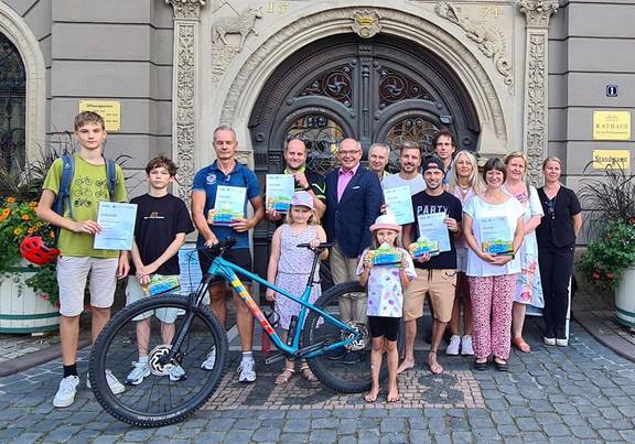 Gothaer Stadtradler vor dem Rathaus Gruppenbild mit Fahrrad vor dem Rathaus, öffnet größere Ansicht