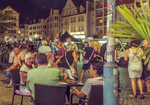 Gut besuchte Shoppingnacht auf dem Gothaer Hauptmarkt Viele Menschen auf dem Gothaer Hauptmarkt, öffnet größere Ansicht