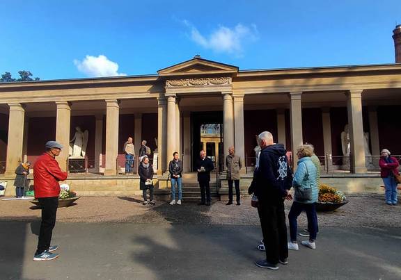 Führungen zum Gothaer "Tag des Friedhofs" Menschen stehen vor dem Kolumbarium auf dem Gothaer Hauptfriedhof, öffnet größere Ansicht