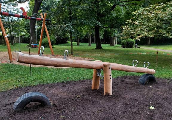 Eine neue Wippe auf dem Spielplatz im Mönchpark Eine neue Wippe auf dem Spielplatz im Mönchpark, öffnet größere Ansicht