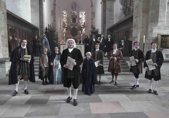 Historischer Familienfilm „Bach – Ein Weihnachtswunder“ © ARD Degeto Eikon Ricardo Gstrein Gruppenbild histrosicher Figuren in einer Kirche, öffnet größere Ansicht