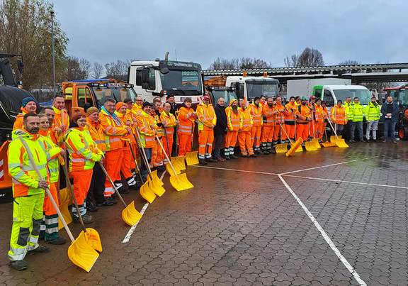 401 2024 Gruppenbild vor Winterdienstflotte, öffnet größere Ansicht