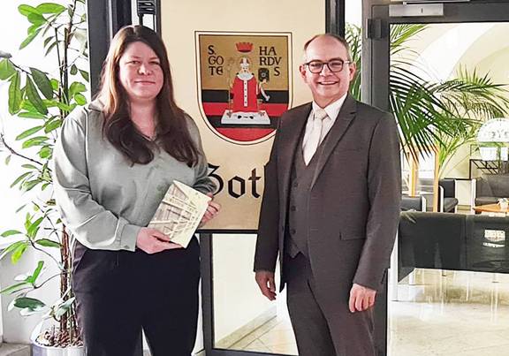 Frau Dr. Beez, Leiterin des Stadtarchivs und Oberbügermeister Knut Kreuch vor dem Gothaer Wappen Frau Dr. Beez und Oberbügermeister Knut Kreuch vor dem Gothaer Wappen