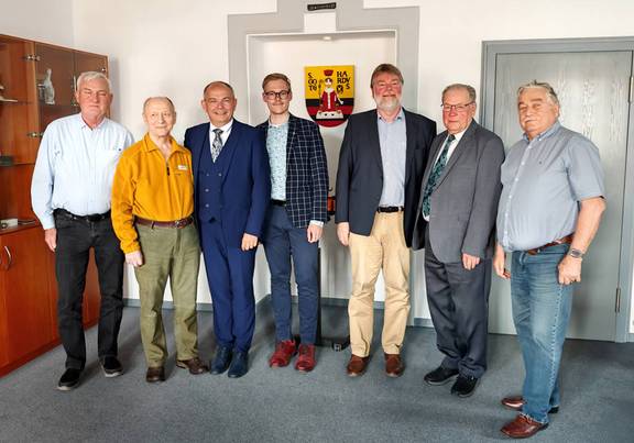 v.l.n.r.: Ralf Schöler, Hans-Joachim Beck, Oberbürgmeister Knut Kreuch, Maximilian Große, Clemens Festag, Norbert May, Dr. Hans Rießler Gruppenfoto vor Gothardus-Wappen, öffnet größere Ansicht