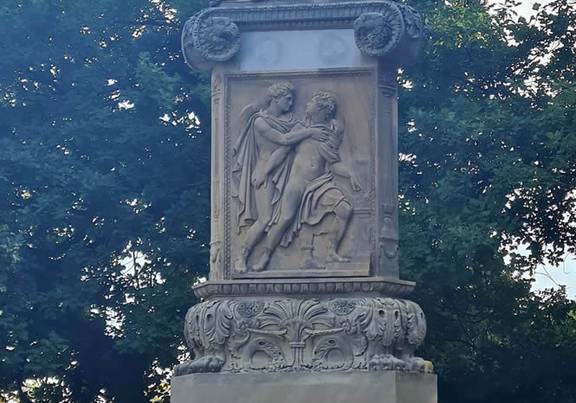 Rathgeber-Denkmal „Ära der Freundschaft“, Archivvbild Ein Denkmal aus Sandstein mit Relief, öffnet größere Ansicht