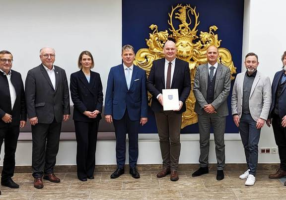 Gruppenbild der Bürgermeister und ihre jeweiligen Verantwortlichen für Innenstadtentwicklung der Städte Apolda, Bad Frankenhausen, Bad Langensalza, Eisenach, Gotha, Mühlhausen, Sömmerda und Sondershausen.