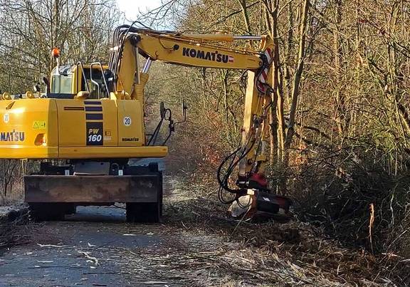 Ein Bagger entfernt 061 2024