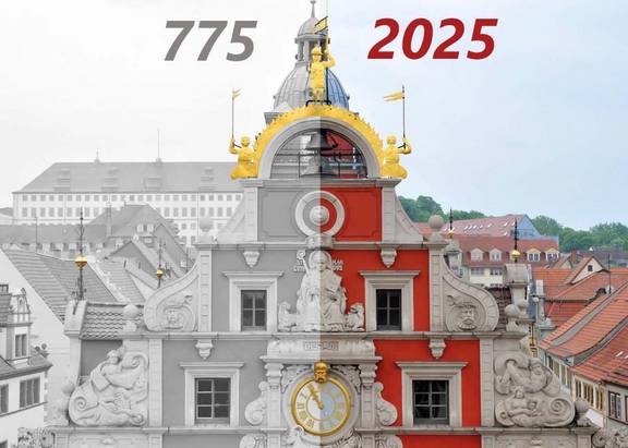 Giebel des historischen Rathauses mit den Zahlen 775 und 2025