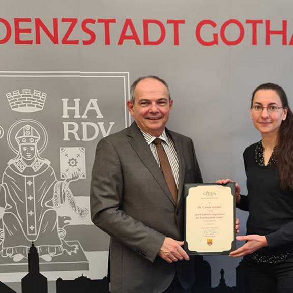 Dr. Carola Gruber erhält von Oberbürgermeister Knut Kreuch Berufungsurkunde für das "Kurd-Laßwitz-Stipendium 2024"